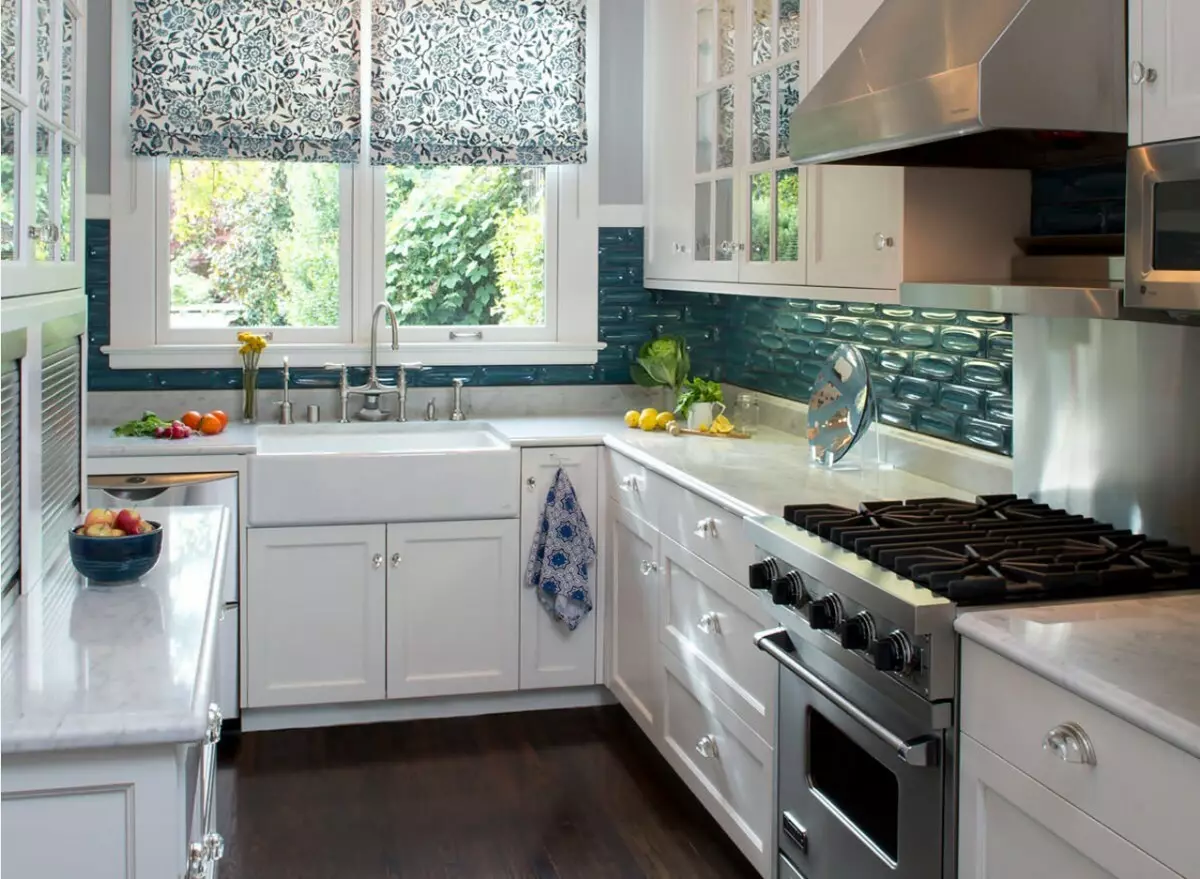 Bir pencere ile köşe mutfaklar (55 fotoğraf): Çalışma alanında bir pencere ile özel bir evde mutfak tasarımı, pencere boyunca yıkama ile bir mutfak kulaklık konusundaki nüanslar 9583_35