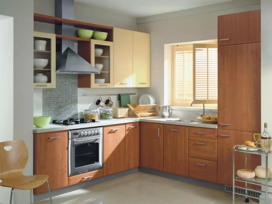 带窗户的角厨房（55张照片）：私人房子的厨房设计，在工作区内有一个窗户，尤其是沿着窗户洗涤的厨房耳机 9583_38
