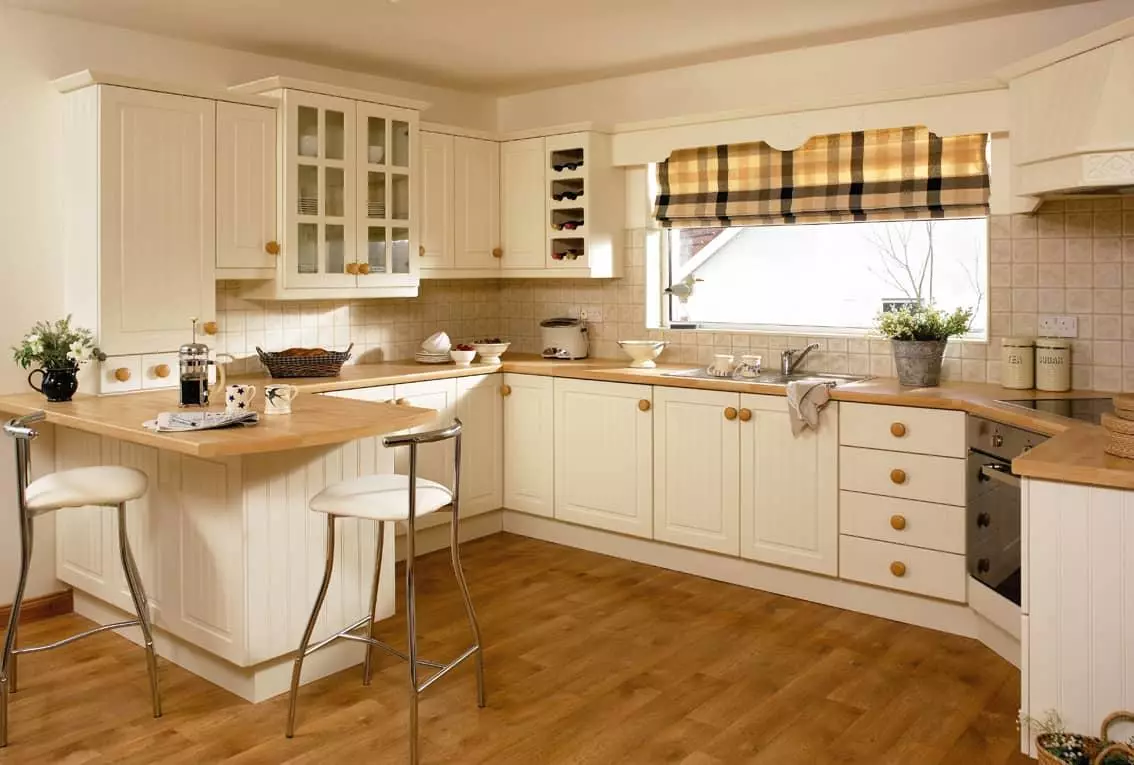 Bir pencere ile köşe mutfaklar (55 fotoğraf): Çalışma alanında bir pencere ile özel bir evde mutfak tasarımı, pencere boyunca yıkama ile bir mutfak kulaklık konusundaki nüanslar 9583_4