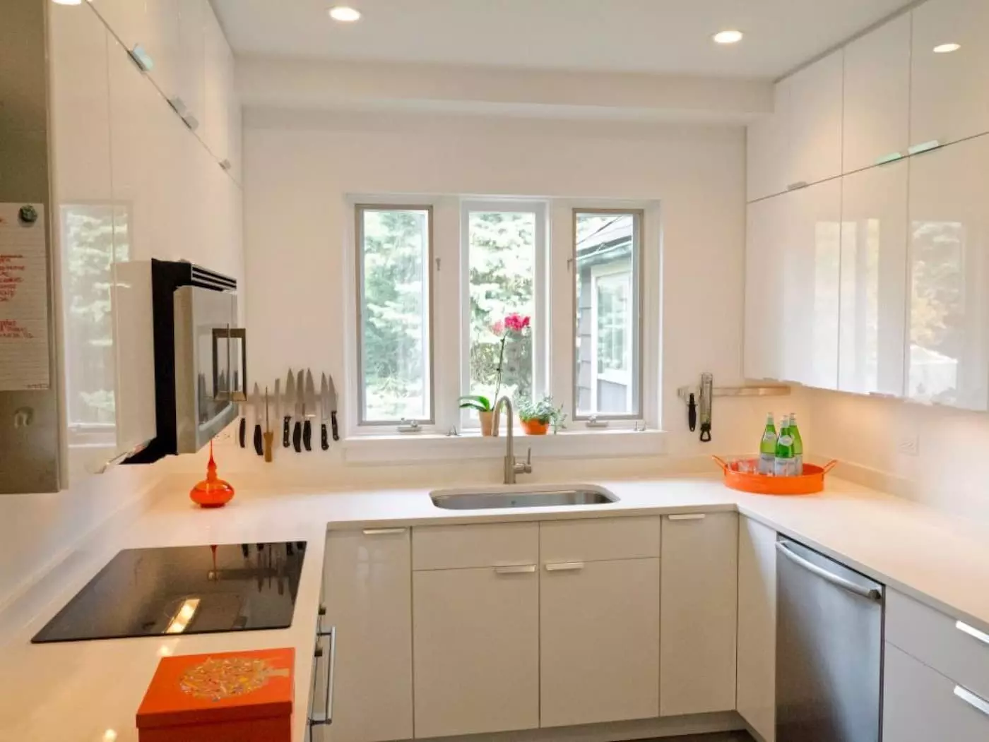 带窗户的角厨房（55张照片）：私人房子的厨房设计，在工作区内有一个窗户，尤其是沿着窗户洗涤的厨房耳机 9583_48
