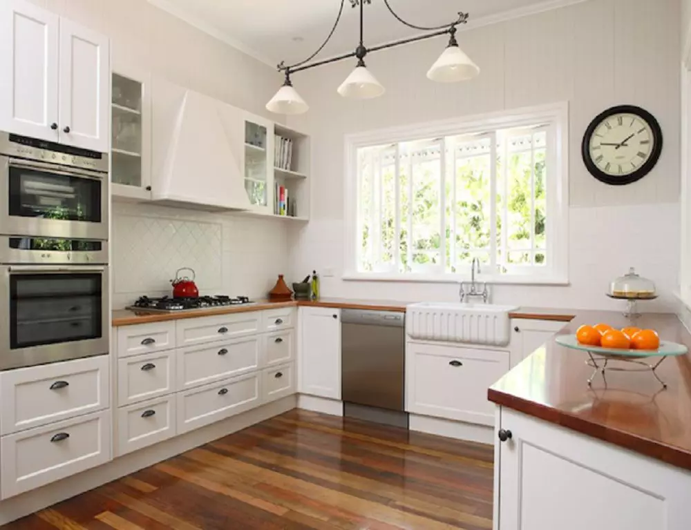 带窗户的角厨房（55张照片）：私人房子的厨房设计，在工作区内有一个窗户，尤其是沿着窗户洗涤的厨房耳机 9583_5