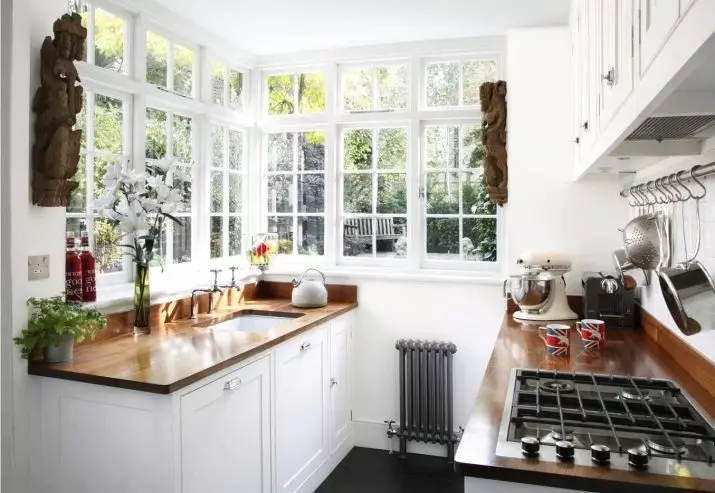 खिडकीसह (55 फोटो) सह कोपर किचन: कामाच्या क्षेत्रातील खिडकीसह स्वयंपाकघर डिझाइन, खिडकीच्या बाजूने धुणे सह स्वयंपाकघर हेडसेट समायोजित करते. 9583_51
