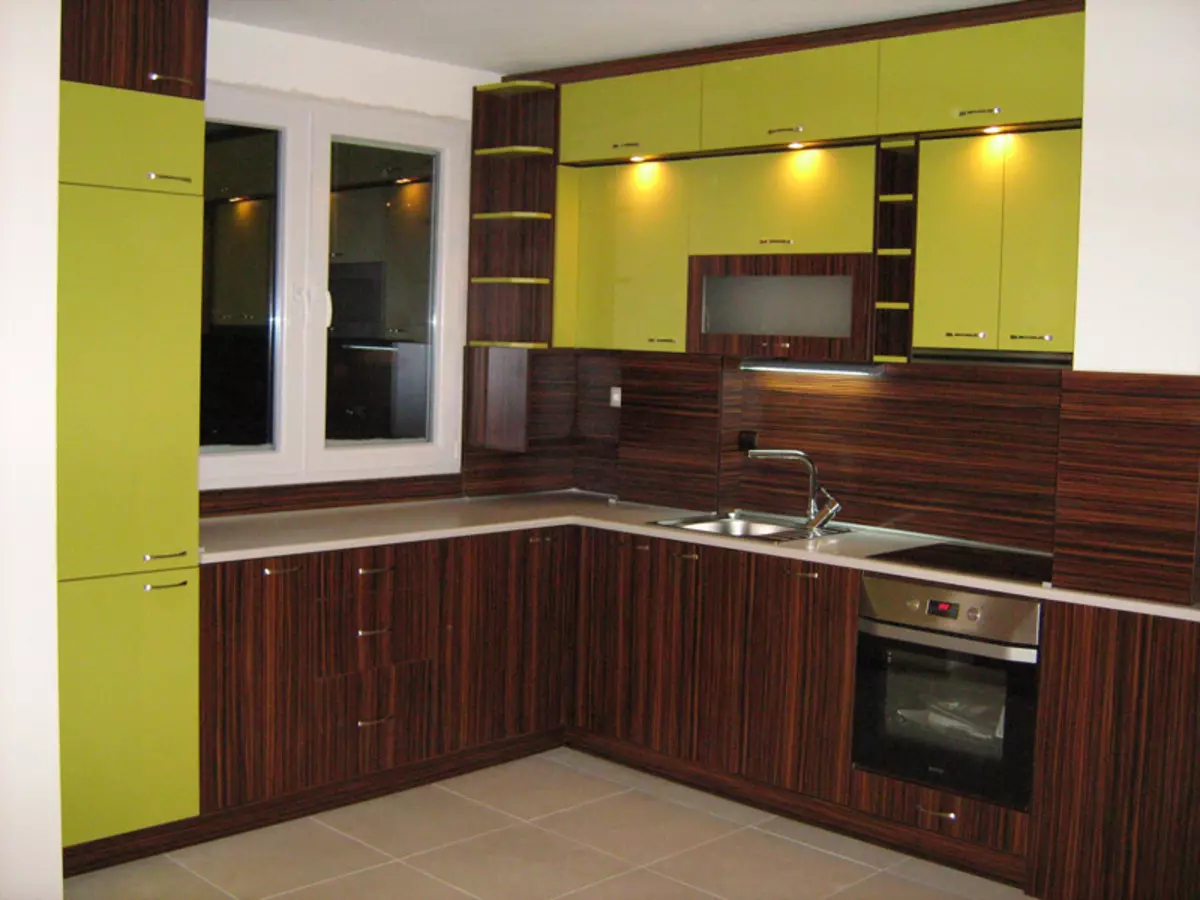 Кухни мдф пвх. Двухцветные кухни. Пластиковые фасады для кухни. Кухни комбинированные цвета. Двухцветные кухонные гарнитуры.