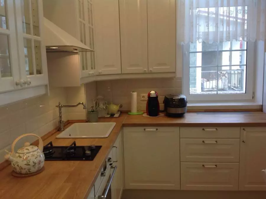 Virtuvė palei langą (37 nuotraukos): kaip pasirinkti virtuvės rinkinį? Dizaino pavyzdžiai mažame bute. Ką daryti su baterija? 9600_11