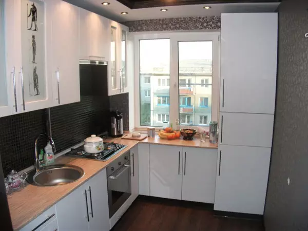 Bucătărie de-a lungul ferestrei (37 fotografii): Cum de a alege un set de bucătărie? Design Exemple într-un apartament mic. Ce trebuie să faceți cu bateria? 9600_12