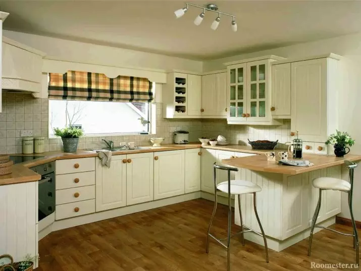 Bucătărie de-a lungul ferestrei (37 fotografii): Cum de a alege un set de bucătărie? Design Exemple într-un apartament mic. Ce trebuie să faceți cu bateria? 9600_13