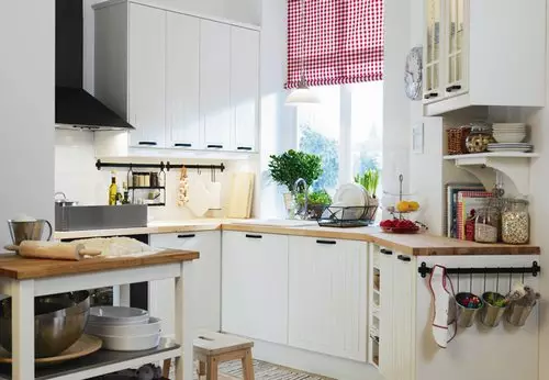 Кухня ўздоўж вокны (37 фота): як абраць кухонны гарнітур? Прыклады дызайну ў маленькай кватэры. Што рабіць з батарэяй? 9600_14