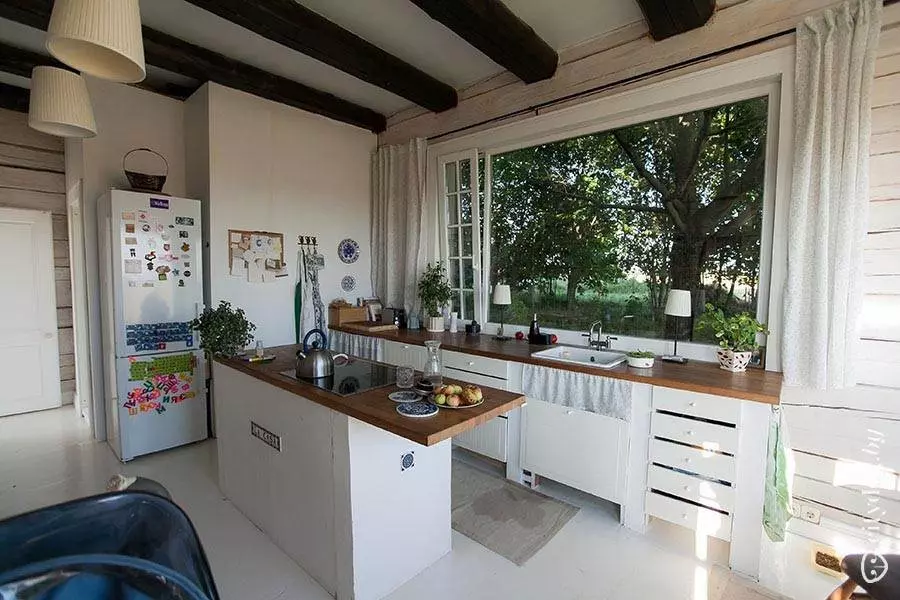Cuisine le long de la fenêtre (37 photos): Comment choisir une cuisine? Exemples de conception dans un petit appartement. Que faire avec la batterie? 9600_16