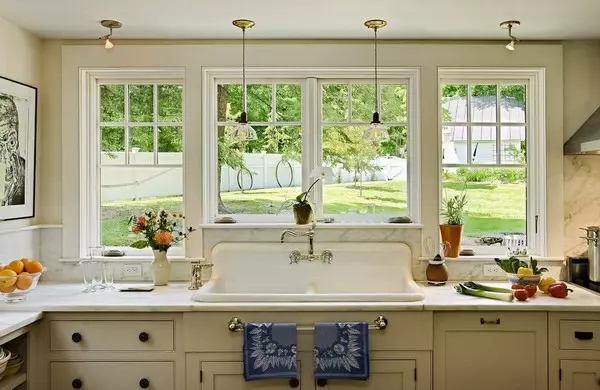 Kuchyňa pozdĺž okna (37 fotiek): Ako si vybrať kuchynskú sadu? Konštrukčné príklady v malom byte. Čo robiť s batériou? 9600_17