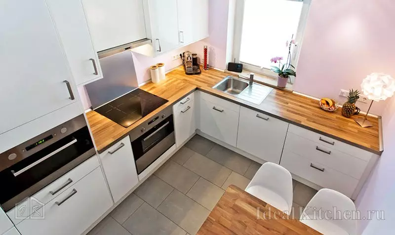 Cociña ao longo da xanela (37 fotos): Como elixir un conxunto de cociña? Exemplos de deseño nun pequeno apartamento. Que facer coa batería? 9600_20