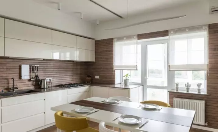 Konyha az ablak mentén (37 fotók): Hogyan válasszunk ki konyhát? Tervezési példák egy kis lakásban. Mit kell tennie az akkumulátorral? 9600_21