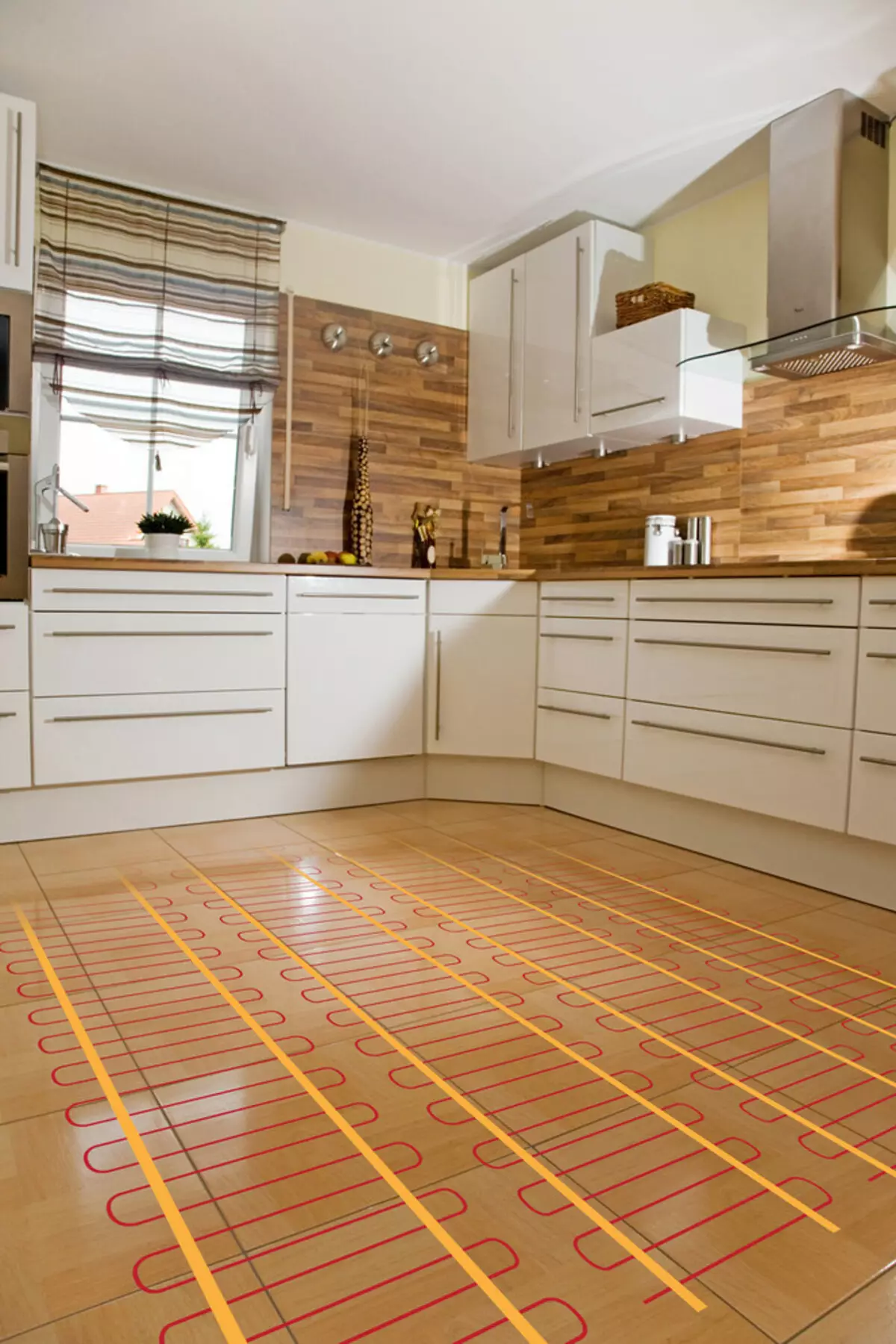Virtuvė palei langą (37 nuotraukos): kaip pasirinkti virtuvės rinkinį? Dizaino pavyzdžiai mažame bute. Ką daryti su baterija? 9600_22