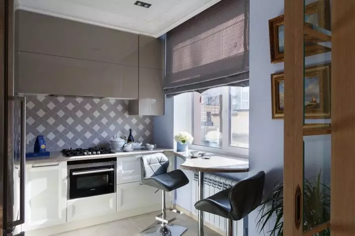 Kuhinja ob oknu (37 fotografij): Kako izbrati kuhinjski komplet? Primeri oblikovanja v majhnem stanovanju. Kaj storiti z baterijo? 9600_24