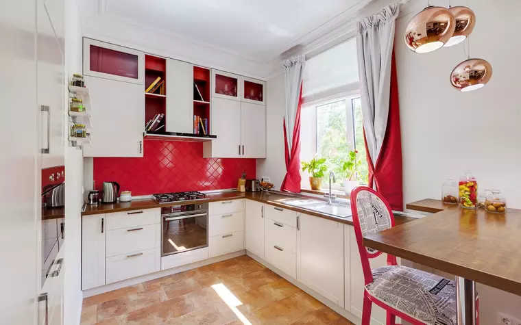 Konyha az ablak mentén (37 fotók): Hogyan válasszunk ki konyhát? Tervezési példák egy kis lakásban. Mit kell tennie az akkumulátorral? 9600_33
