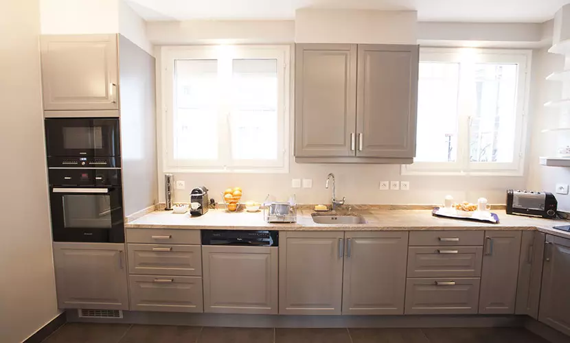Кухиња уз прозор (37 фотографија): Како одабрати кухињски сет? Примјери дизајна у малом стану. Шта да радим са батеријом? 9600_34