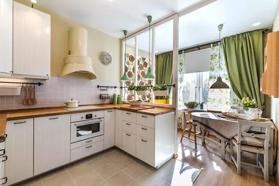 Cociña ao longo da xanela (37 fotos): Como elixir un conxunto de cociña? Exemplos de deseño nun pequeno apartamento. Que facer coa batería? 9600_36