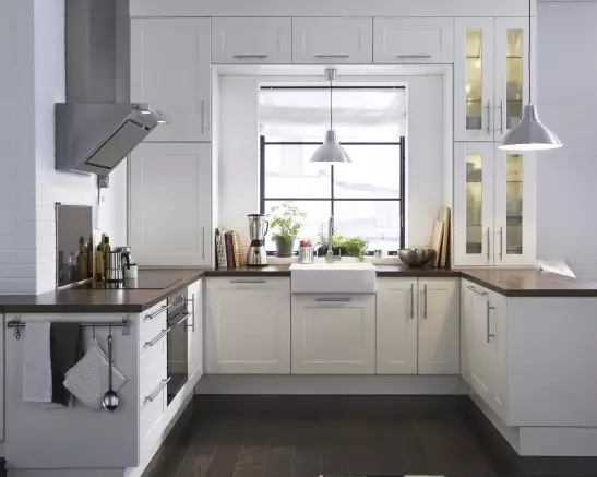 Kuzhina përgjatë dritares (37 foto): Si të zgjidhni një kuzhinë të caktuar? Shembuj të dizajnit në një apartament të vogël. Çfarë duhet të bëni me baterinë? 9600_8