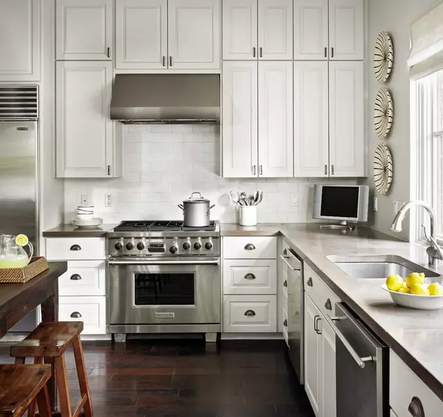სამზარეულო ფანჯარაში (37 ფოტო): როგორ ავირჩიოთ სამზარეულო კომპლექტი? დიზაინის მაგალითები პატარა ბინაში. რა უნდა გააკეთოს ბატარეასთან? 9600_9