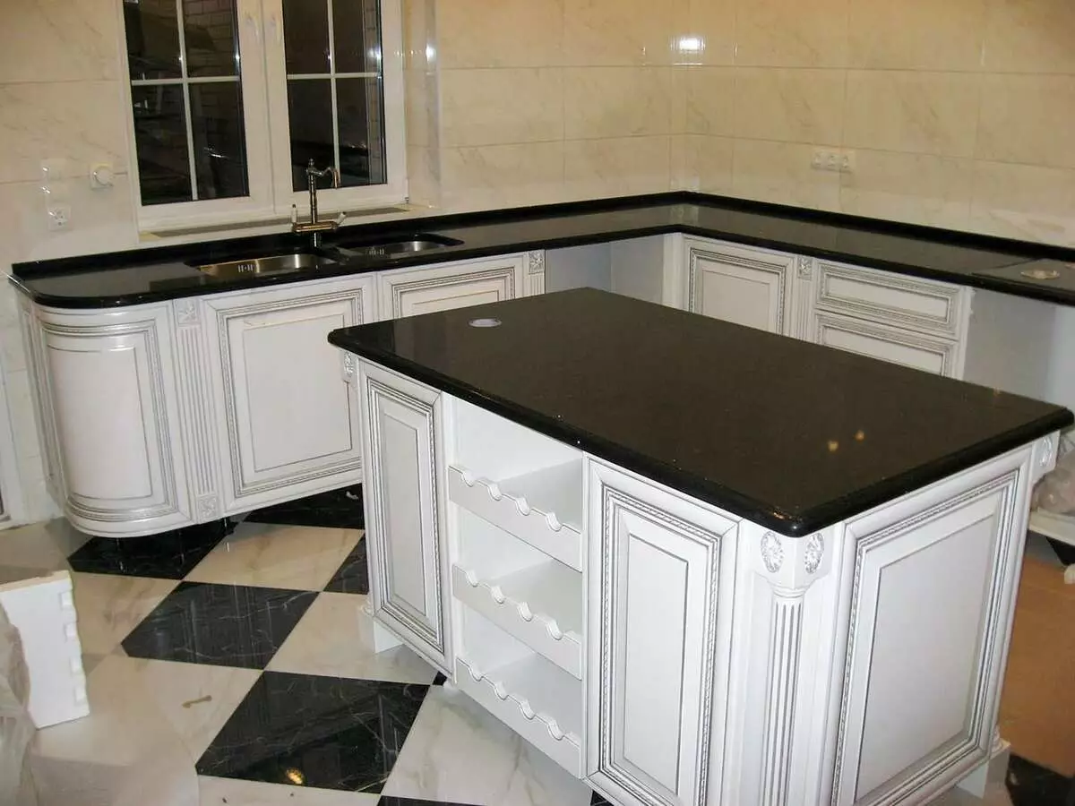 Kök med svart bordsskiva (99 foton): Ljusa och vita kökshuvuden med mörk, brun och färg wenge bord och förkläde i köket interiör 9601_15
