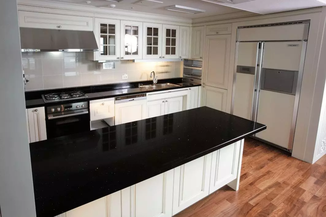 Cocina con una mesa negra (99 fotos): Auriculares de cocina luminosa y blanca con top de mesa oscura, marrón y colorada y delantal en la cocina interior 9601_17