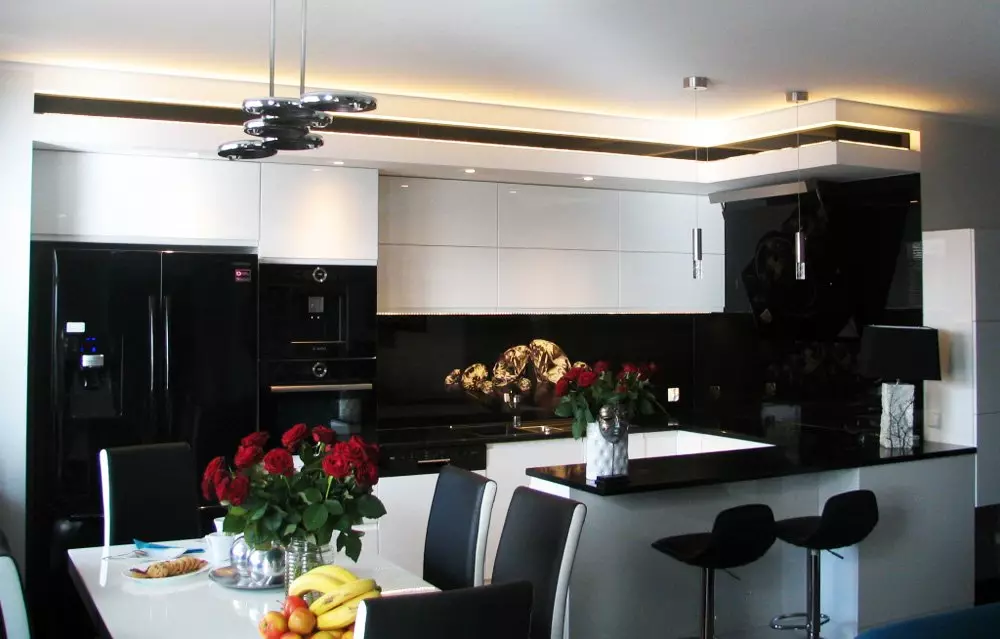 Cocina con una mesa negra (99 fotos): Auriculares de cocina luminosa y blanca con top de mesa oscura, marrón y colorada y delantal en la cocina interior 9601_2