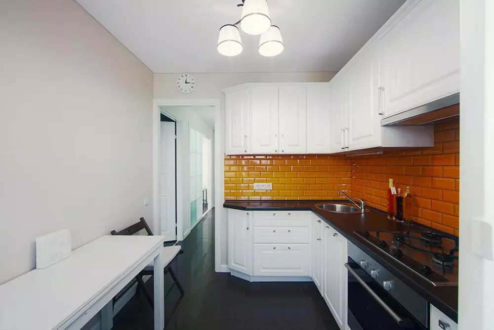 Kök med svart bordsskiva (99 foton): Ljusa och vita kökshuvuden med mörk, brun och färg wenge bord och förkläde i köket interiör 9601_3