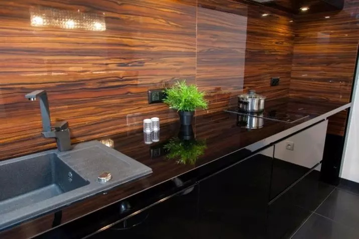 Kök med svart bordsskiva (99 foton): Ljusa och vita kökshuvuden med mörk, brun och färg wenge bord och förkläde i köket interiör 9601_35