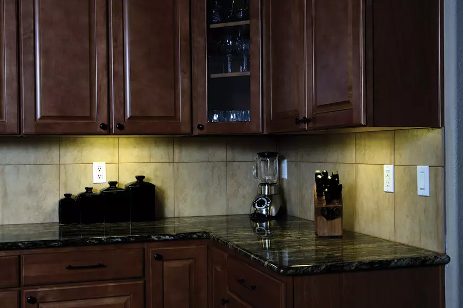 Kuhinja s crnim stolom (99 fotografija): Svijetle i bijele kuhinjske slušalice s tamnim, smeđom i bojom Wenge tablicom i pregačem u kuhinjskoj unutrašnjosti 9601_54