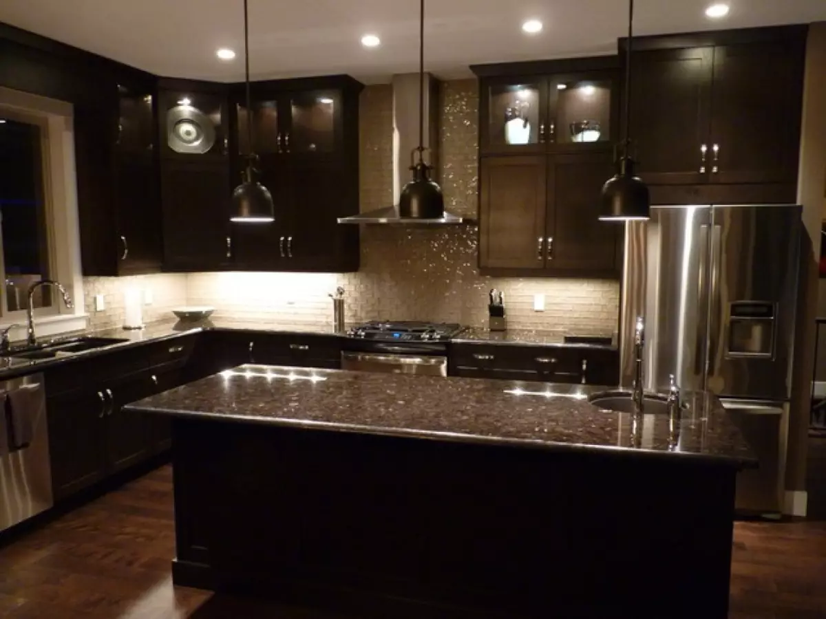 Cocina con una mesa negra (99 fotos): Auriculares de cocina luminosa y blanca con top de mesa oscura, marrón y colorada y delantal en la cocina interior 9601_55