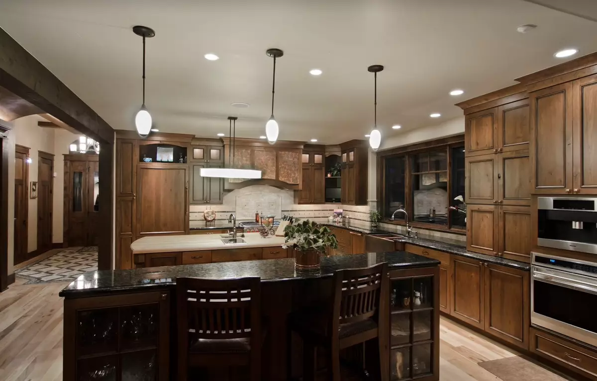 Cocina con una mesa negra (99 fotos): Auriculares de cocina luminosa y blanca con top de mesa oscura, marrón y colorada y delantal en la cocina interior 9601_57