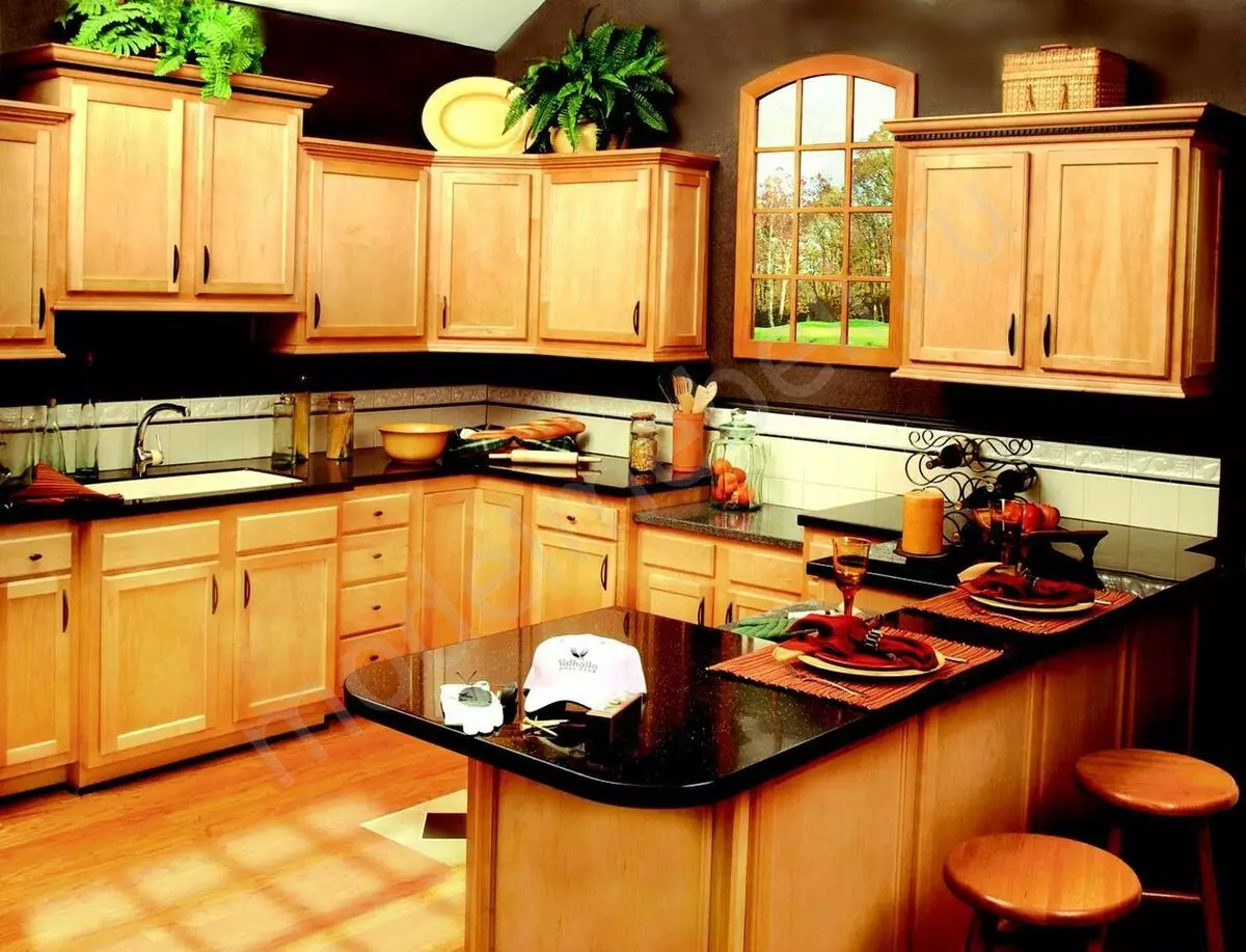 Kök med svart bordsskiva (99 foton): Ljusa och vita kökshuvuden med mörk, brun och färg wenge bord och förkläde i köket interiör 9601_59