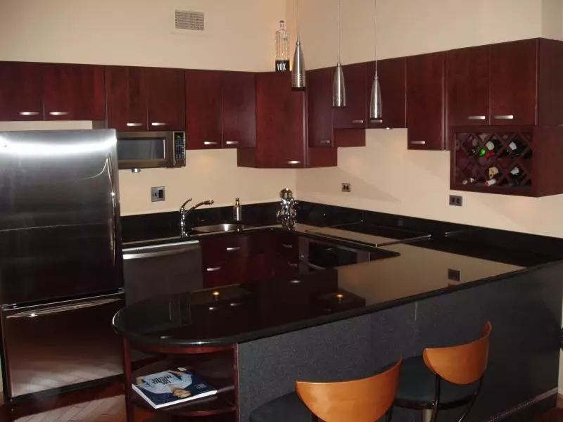 Cocina con una mesa negra (99 fotos): Auriculares de cocina luminosa y blanca con top de mesa oscura, marrón y colorada y delantal en la cocina interior 9601_62