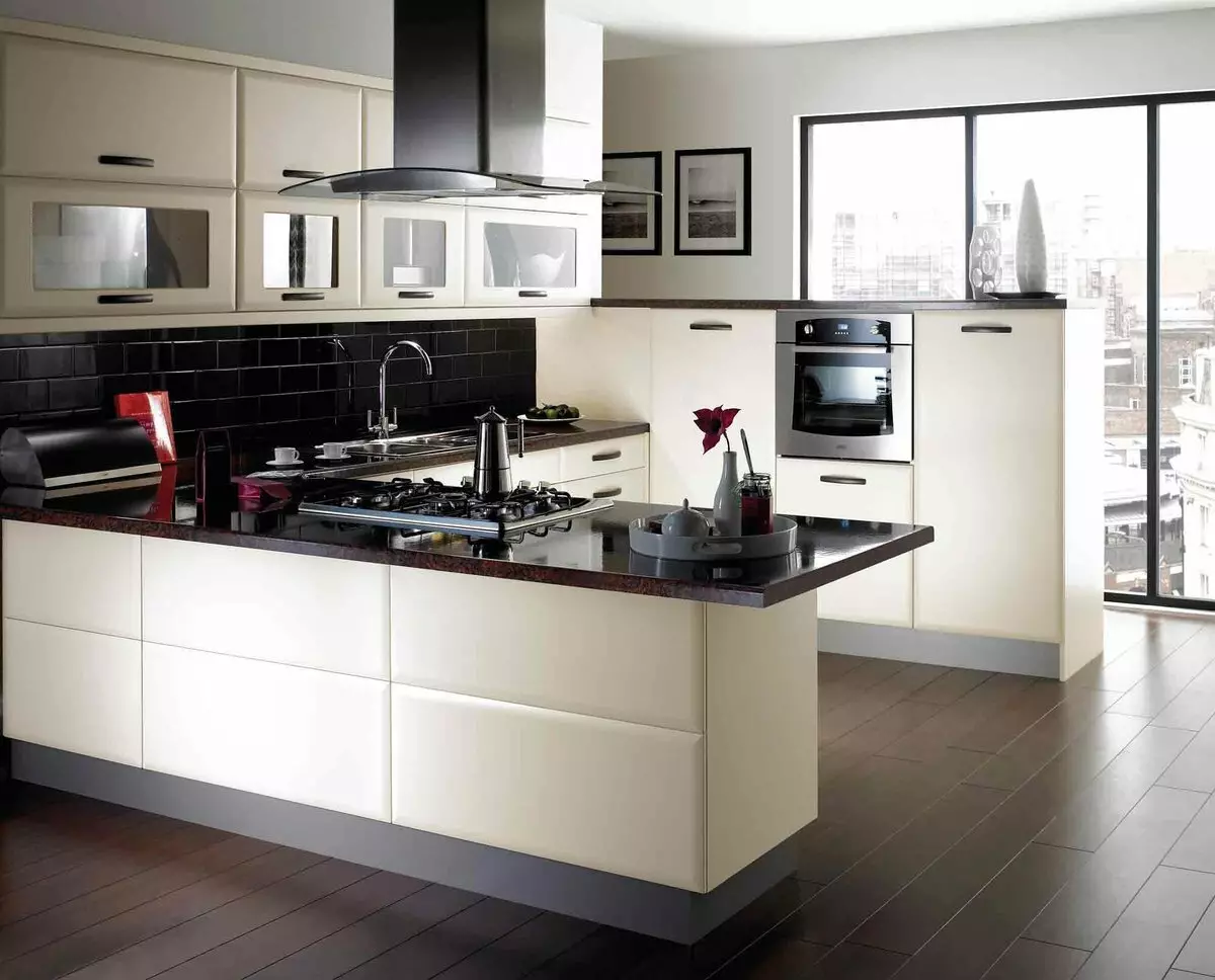 Kök med svart bordsskiva (99 foton): Ljusa och vita kökshuvuden med mörk, brun och färg wenge bord och förkläde i köket interiör 9601_63
