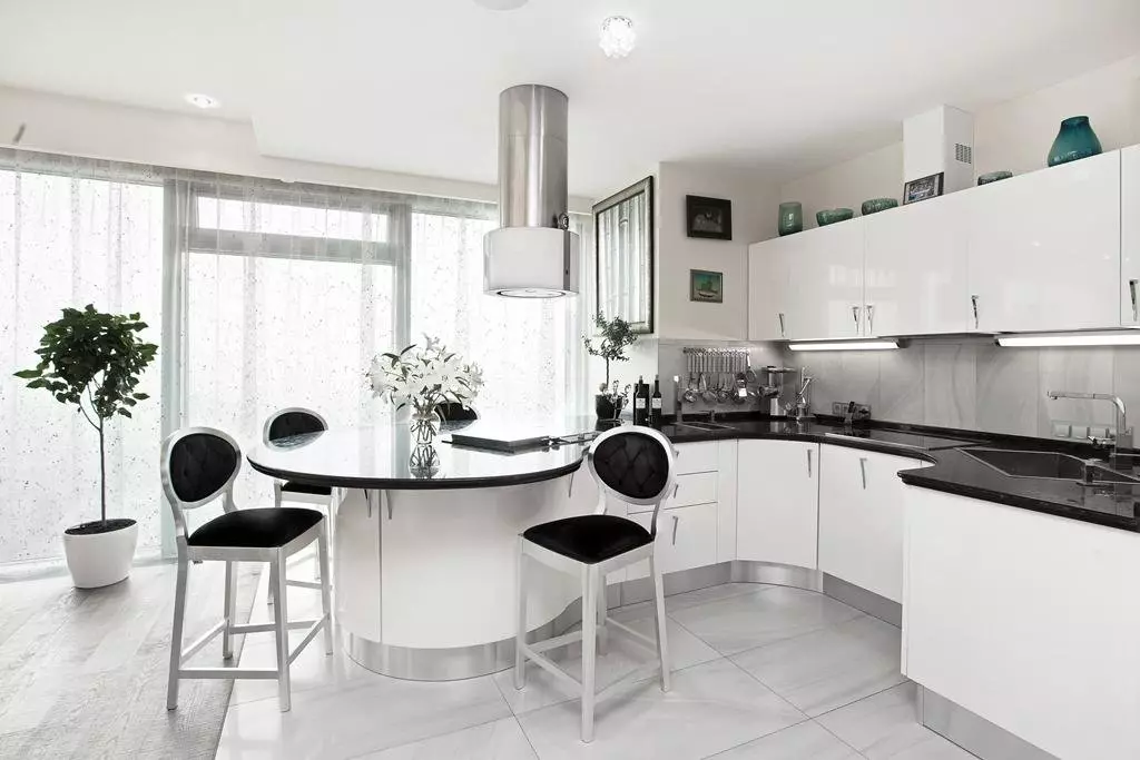 Kuhinja s crnim stolom (99 fotografija): Svijetle i bijele kuhinjske slušalice s tamnim, smeđom i bojom Wenge tablicom i pregačem u kuhinjskoj unutrašnjosti 9601_64
