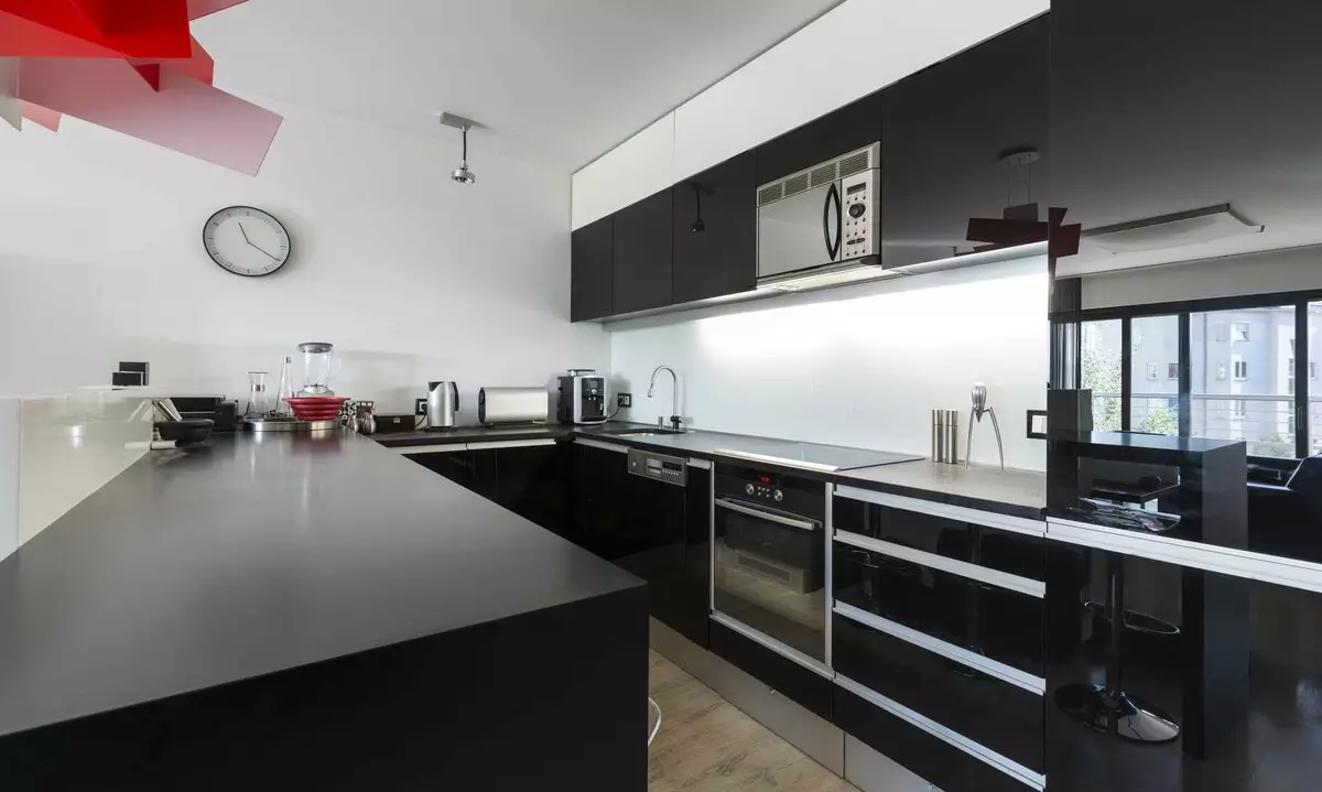 Kök med svart bordsskiva (99 foton): Ljusa och vita kökshuvuden med mörk, brun och färg wenge bord och förkläde i köket interiör 9601_65