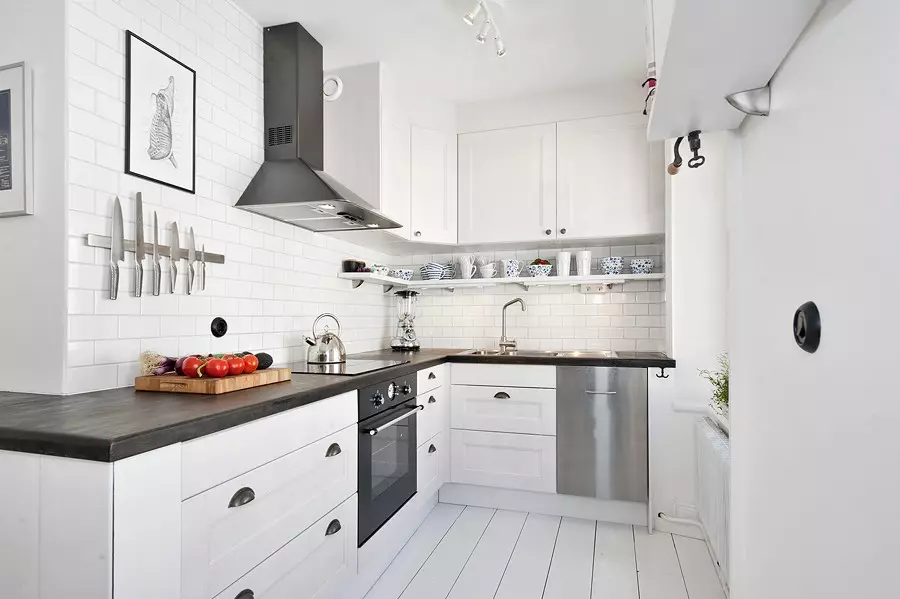 Kök med svart bordsskiva (99 foton): Ljusa och vita kökshuvuden med mörk, brun och färg wenge bord och förkläde i köket interiör 9601_72