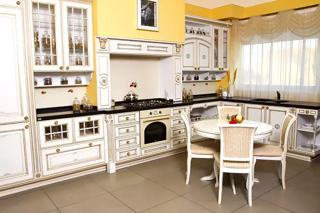 Cocina con una mesa negra (99 fotos): Auriculares de cocina luminosa y blanca con top de mesa oscura, marrón y colorada y delantal en la cocina interior 9601_75