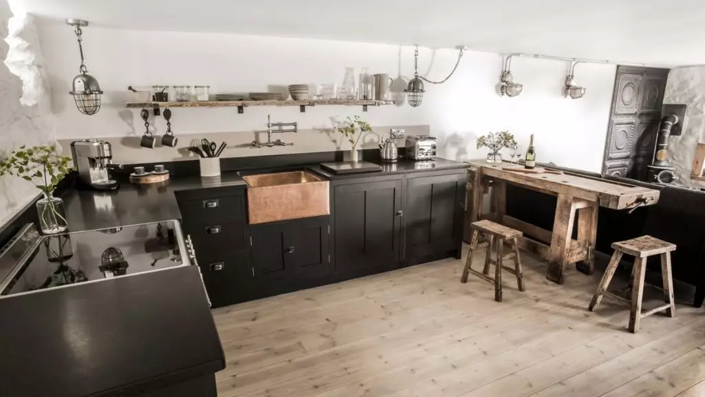 Cocina con una mesa negra (99 fotos): Auriculares de cocina luminosa y blanca con top de mesa oscura, marrón y colorada y delantal en la cocina interior 9601_76