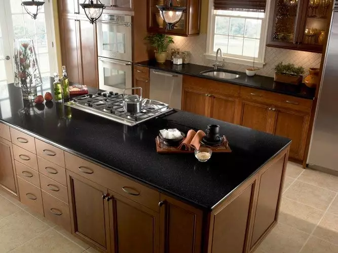 Kök med svart bordsskiva (99 foton): Ljusa och vita kökshuvuden med mörk, brun och färg wenge bord och förkläde i köket interiör 9601_85