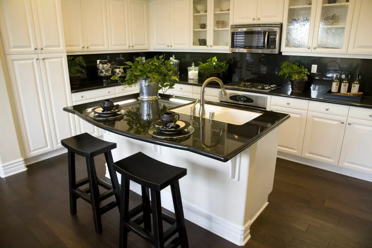 Kök med svart bordsskiva (99 foton): Ljusa och vita kökshuvuden med mörk, brun och färg wenge bord och förkläde i köket interiör 9601_9