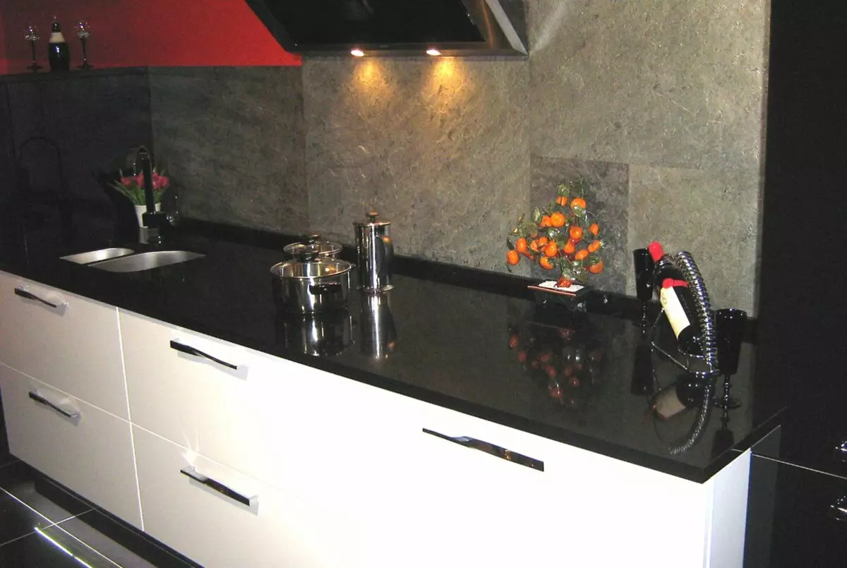Kök med svart bordsskiva (99 foton): Ljusa och vita kökshuvuden med mörk, brun och färg wenge bord och förkläde i köket interiör 9601_92