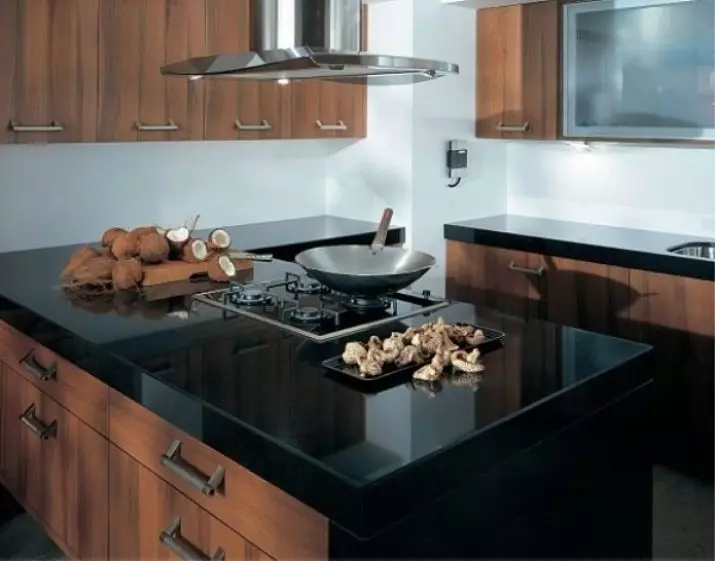 Kök med svart bordsskiva (99 foton): Ljusa och vita kökshuvuden med mörk, brun och färg wenge bord och förkläde i köket interiör 9601_97
