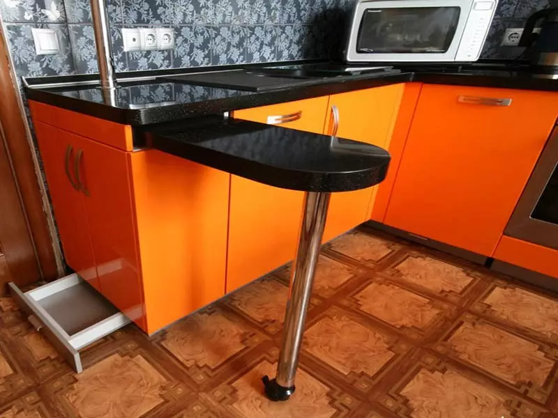 Kuchynská sada tyče s barom (64 fotografií): Moderné priame vstavané a bežné kuchyne bez horných skriniek a s nimi kompletné s pultom barov 9606_17
