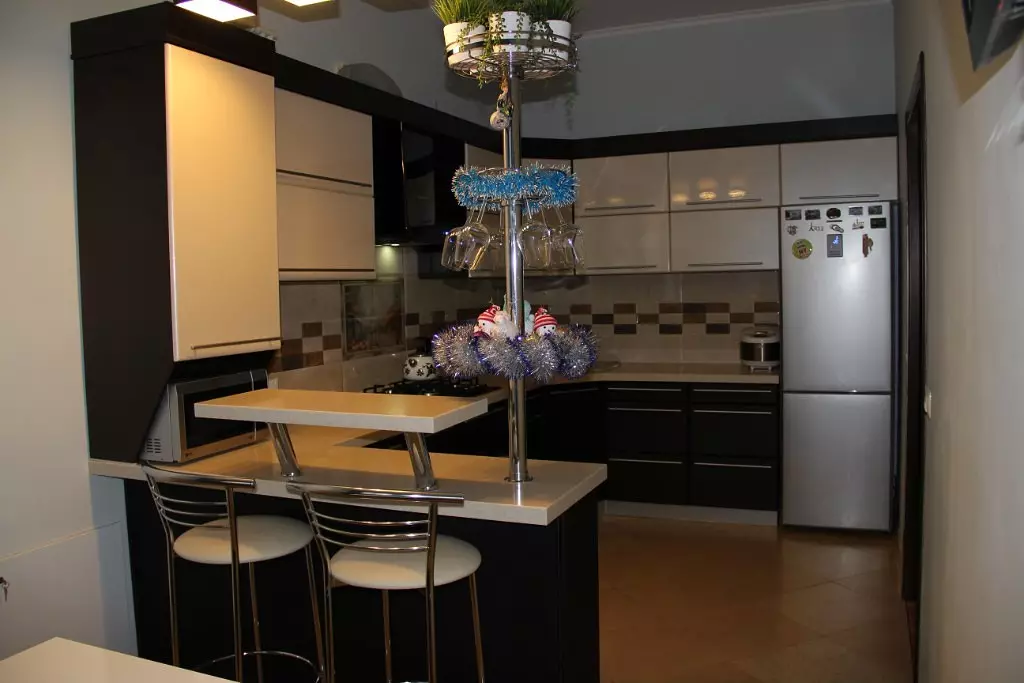 Virtuvės baras su baru (64 nuotraukos): šiuolaikinės tiesioginės integruotos ir paprastos virtuvės be viršutinių spintos ir su jais su juostos skaitikliu 9606_2