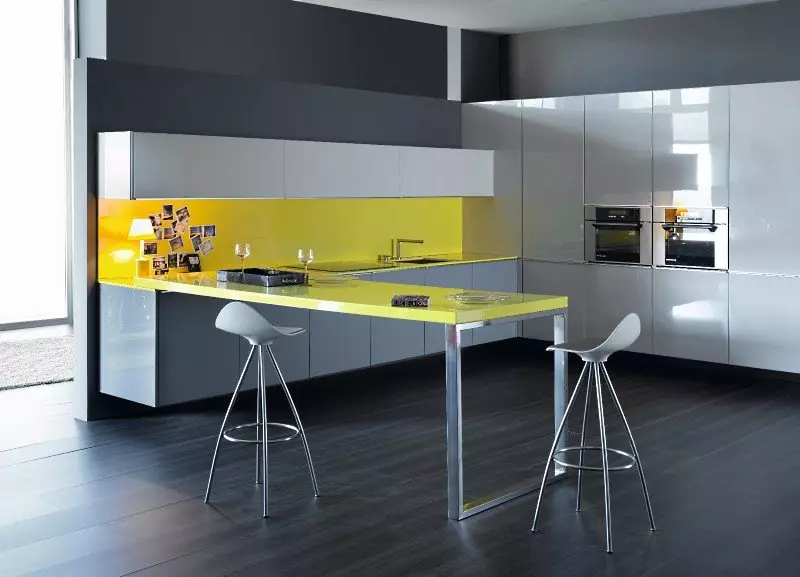 Virtuvės baras su baru (64 nuotraukos): šiuolaikinės tiesioginės integruotos ir paprastos virtuvės be viršutinių spintos ir su jais su juostos skaitikliu 9606_27