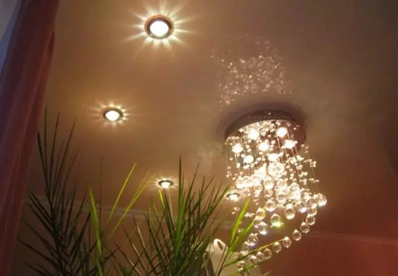 Het aansteken van de spanplafond in de hal (61 foto's): Hoe lampen te vinden voor het benadrukken in de woonkamer zonder een kroonluchter? Kenmerken van punt verlichting, opties voor de locatie van de LED-lampen 9617_15