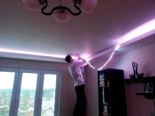 హాల్ లో స్ట్రెచ్ సీలింగ్ లైటింగ్ (61 ఫోటోలు): ఒక షాన్డిలియర్ లేకుండా గదిలో హైలైట్ కోసం దీపాలను గుర్తించడం ఎలా? పాయింట్ లైటింగ్ యొక్క లక్షణాలు, LED లైట్ బల్బుల స్థానానికి ఎంపికలు 9617_19