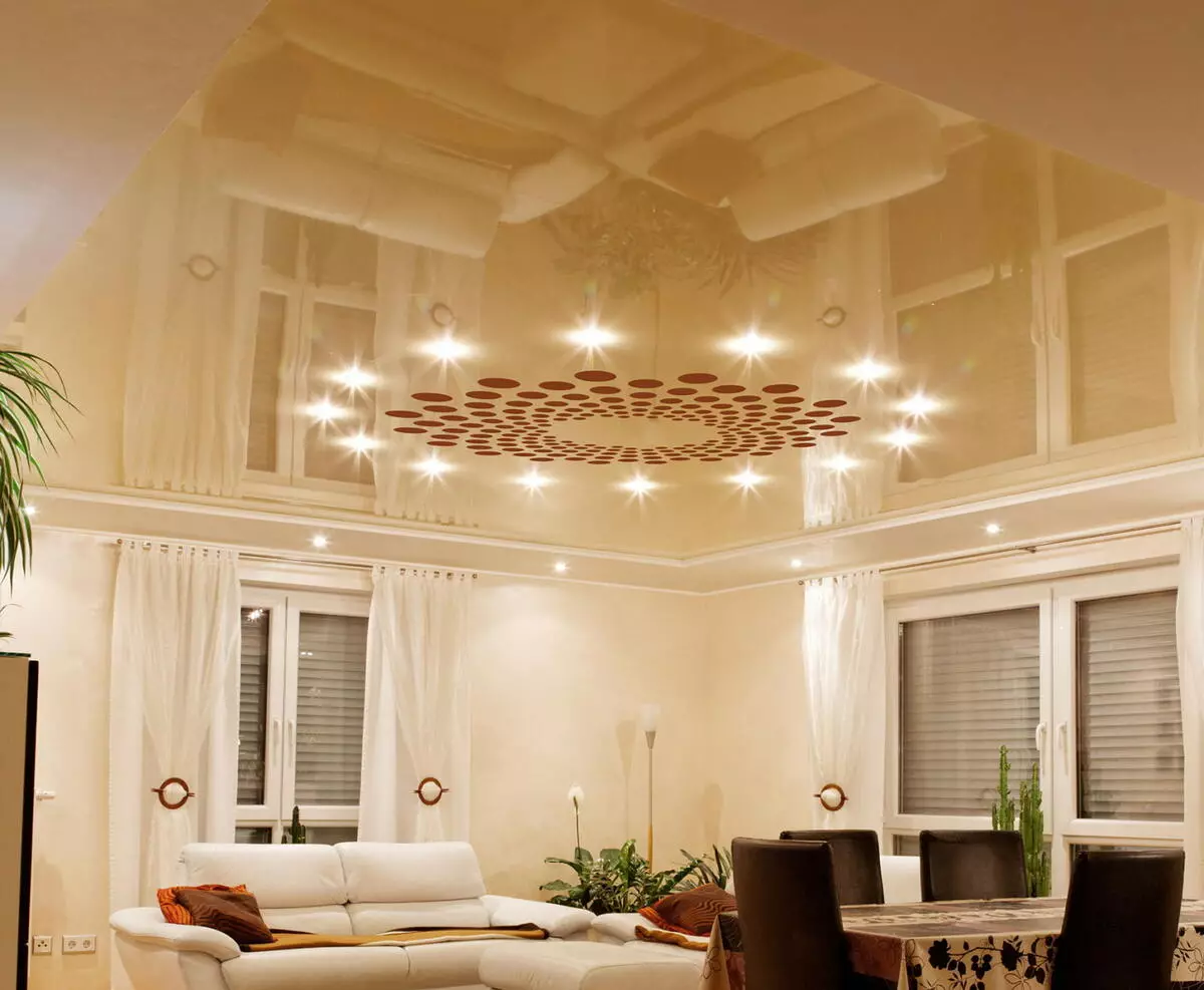 Het aansteken van de spanplafond in de hal (61 foto's): Hoe lampen te vinden voor het benadrukken in de woonkamer zonder een kroonluchter? Kenmerken van punt verlichting, opties voor de locatie van de LED-lampen 9617_20