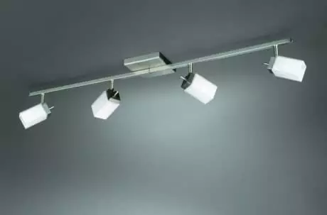 Het aansteken van de spanplafond in de hal (61 foto's): Hoe lampen te vinden voor het benadrukken in de woonkamer zonder een kroonluchter? Kenmerken van punt verlichting, opties voor de locatie van de LED-lampen 9617_27