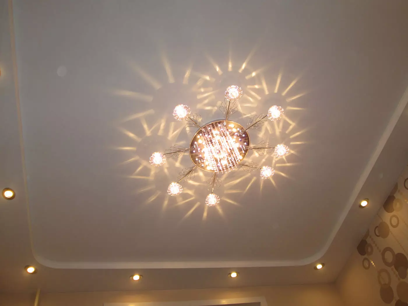 תאורה את התקרה המתיחה במסדרון (61 תמונות): כיצד לאתר מנורות לדגשת הסלון ללא נברשת? תכונות של תאורה נקודה, אפשרויות עבור המיקום של נורות LED 9617_28